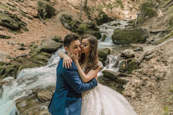 Весільна Пара Обіймається Гірською Річкою Вона Цілує Його Щоці Наречений — стокове фото