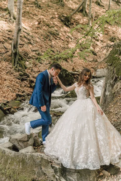 Gelin Elbisesini Tutuyor Adam Elini Öpüyor Damat Gelin Doğada Düğün — Stok fotoğraf