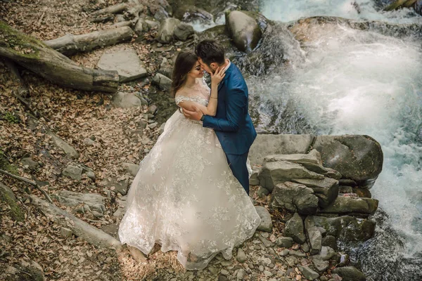 Svatební Dvojice Objímají Horské Řeky Ženich Nevěsta Přírodní Svatební Focení — Stock fotografie