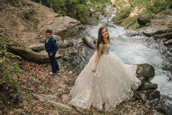 Весільна Пара Біля Гірської Річки Вона Передньому Плані Фокусі Наречений — стокове фото