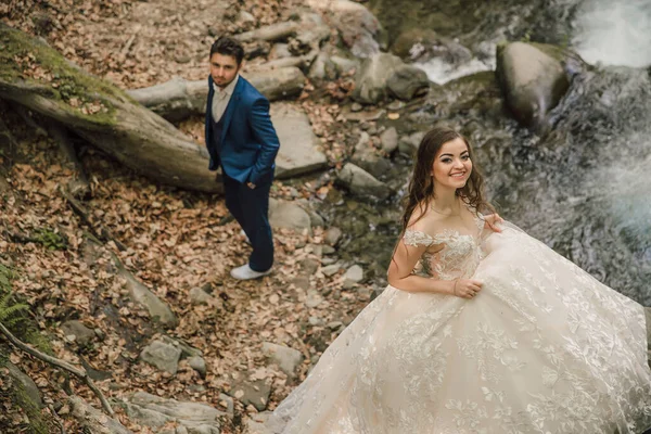 Dağ Nehrinin Yakınında Bir Düğün Çifti Planda Odaklanmış Durumda Damat — Stok fotoğraf