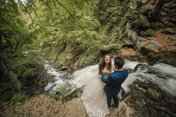 Щаслива Весільна Пара Краю Водоспаду Наречений Наречена Весільна Фотосесія Природі — стокове фото