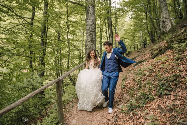 Щаслива Весільна Пара Біжить Лісовою Стежкою Наречений Наречена Весільна Фотосесія — стокове фото