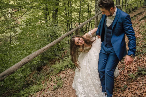 Mutlu Bir Düğün Çifti Orman Yolunda Koşuyor Damat Gelin Doğada — Stok fotoğraf