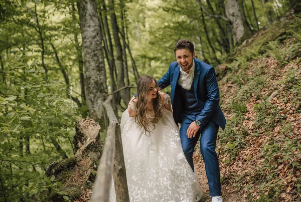 Casal Feliz Está Correndo Longo Caminho Florestal Noiva Sorri Sinceramente — Fotografia de Stock
