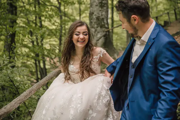 Cuplu Fericit Nunți Aleargă Lungul Unei Căi Forestiere Mireasa Zâmbeşte — Fotografie, imagine de stoc