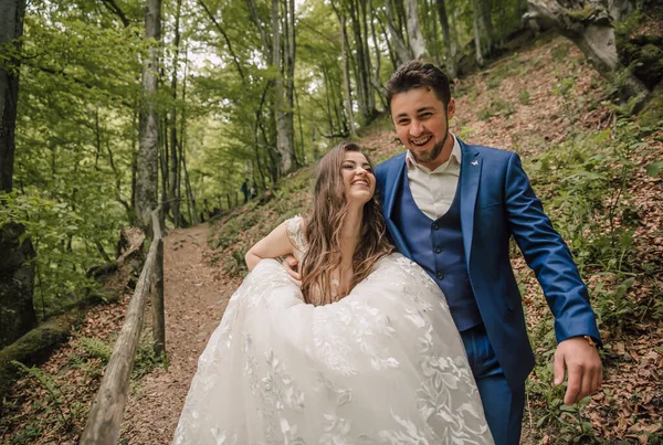 Egy Boldog Házaspár Fut Erdei Ösvényen Menyasszony Őszintén Mosolyog Esküvői — Stock Fotó