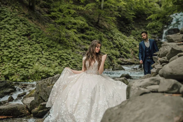 Весільна Пара Біля Гірської Річки Вона Передньому Плані Фокусі Наречений — стокове фото