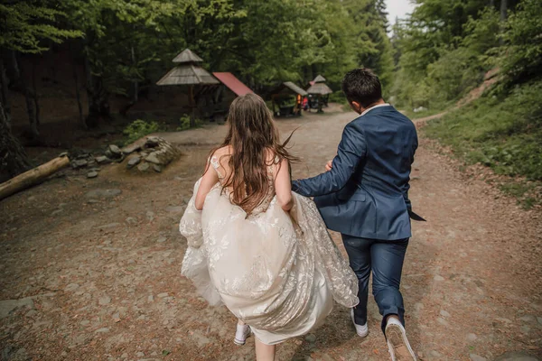 Casal Feliz Está Correndo Longo Caminho Florestal Noivo Noiva Sessão — Fotografia de Stock