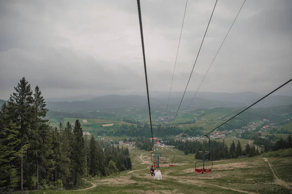 Ein Glückliches Hochzeitspaar Fährt Mit Einem Berglift Bergauf Bräutigam Und — Stockfoto