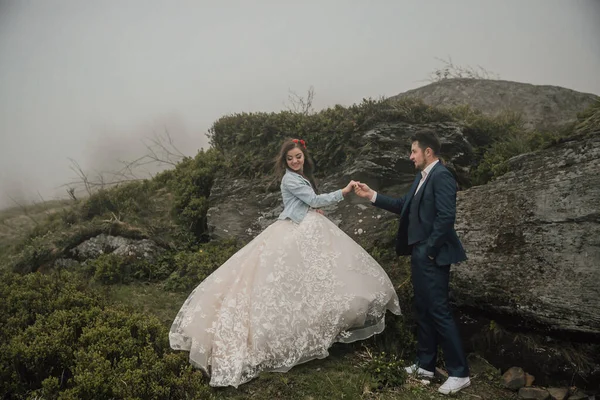 Cuplu Fericit Nuntă Munți Lângă Piatră Mare Ținându Mână Sesiune — Fotografie, imagine de stoc