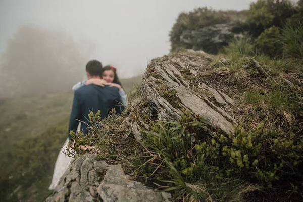 Joyeux Couple Mariage Dans Les Montagnes Près Une Grosse Pierre — Photo
