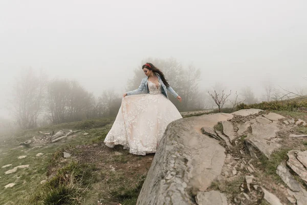 Glücklich Schöne Braut Mit Langen Haaren Hält Ein Kleid Bräutigam — Stockfoto