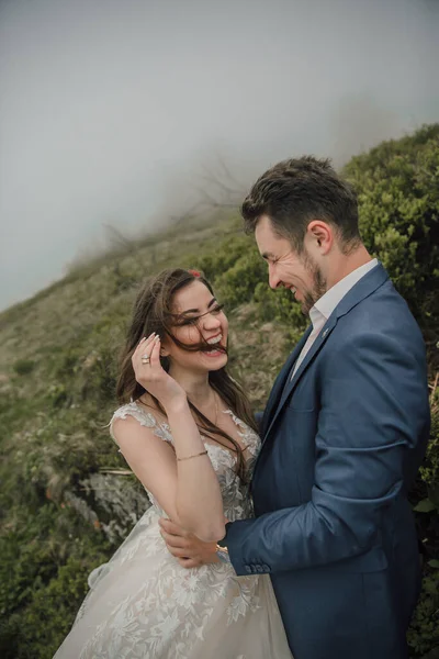 Cuplu Fericit Nunţi Munţi Mireasa Părul Lung Suflând Vânt Zâmbește — Fotografie, imagine de stoc