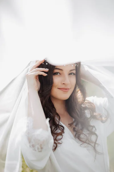Egy Gyönyörű Menyasszony Hosszú Göndör Hajjal Finom Tiarával Fején Fehér — Stock Fotó