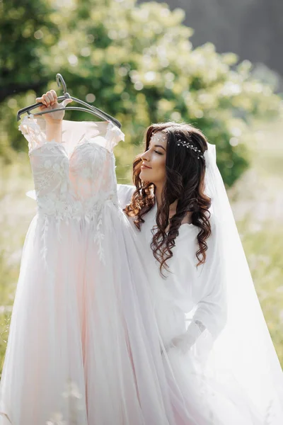 Eine Schöne Braut Mit Langen Lockigen Haaren Hält Ihr Zartes — Stockfoto