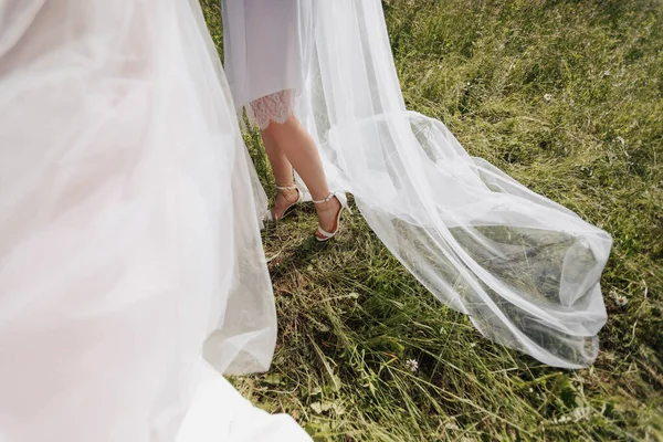 Pernas Femininas Sapatos Casamento Fundo Grama Verde Vestido Noiva Detalhes — Fotografia de Stock