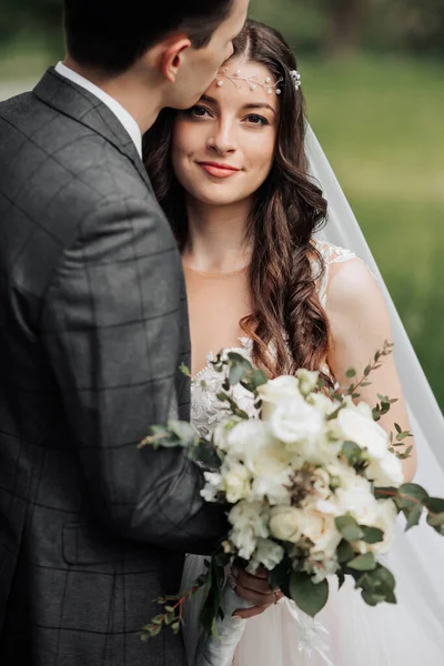 Una Giovane Coppia Felice Ritratto Matrimonio Sposo Bacia Sposa Sul — Foto Stock