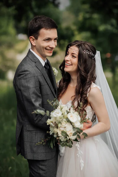 Счастливая Молодая Пара Свадебный Портрет Жених Невеста Искренне Улыбаются Молодые — стоковое фото