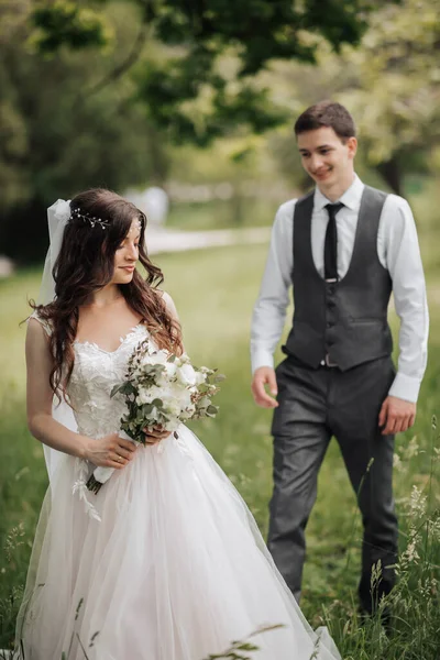 Glücklicher Stilvoller Bräutigam Fuß Zur Braut Die Braut Steht Vordergrund — Stockfoto