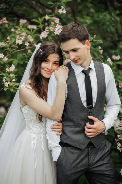 Jovem Casal Feliz Perto Belas Flores Noiva Gentilmente Abraçou Seu — Fotografia de Stock