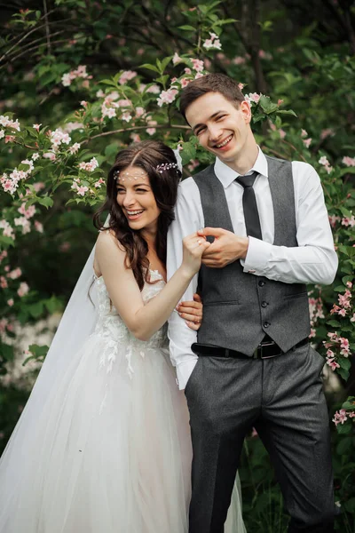Mutlu Genç Çift Düğün Portresi Gelin Damat Içtenlikle Gülümsüyor Genç — Stok fotoğraf