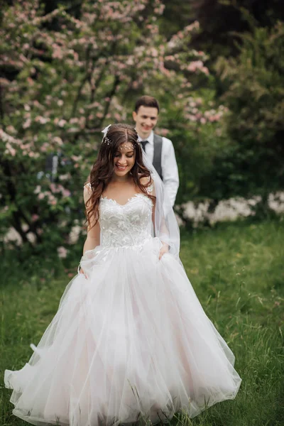 Glad Snygg Brudgum Promenader Till Bruden Bruden Förgrunden Brudgummen Väst — Stockfoto