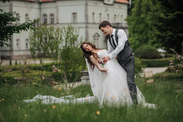 Noivo Dobra Noiva Como Estivesse Uma Dança Contra Fundo Castelo — Fotografia de Stock