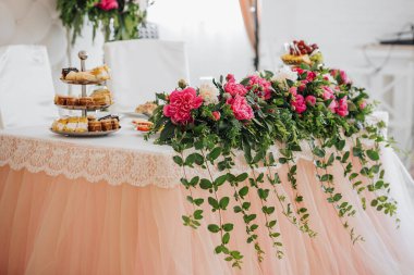 Gelin ve damat çiçeklerle süslenmiş. Kurumuş ve taze çiçeklerle ilgili detaylar.