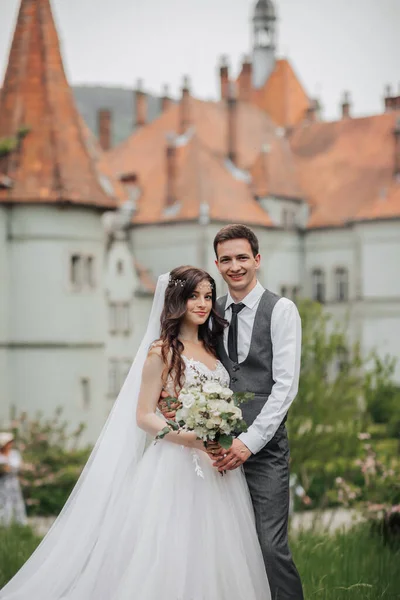 Braut Und Bräutigam Hintergrund Des Schlosses Die Braut Einem Wunderschönen — Stockfoto