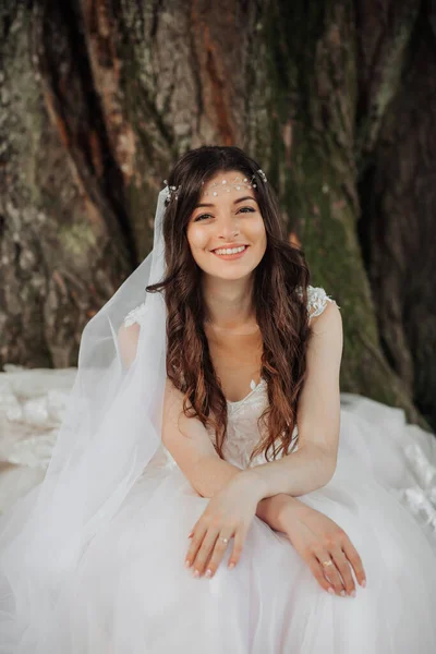 Schöne Braut Mit Langen Lockigen Haaren Einem Schicken Kleid Lächelnd — Stockfoto
