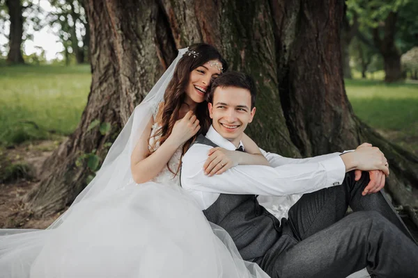 Eine Schöne Braut Mit Langen Lockigen Haaren Schicken Kleid Umarmt — Stockfoto