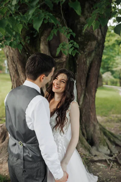 Eine Schöne Braut Mit Langen Lockigen Haaren Eleganten Kleid Schaut — Stockfoto