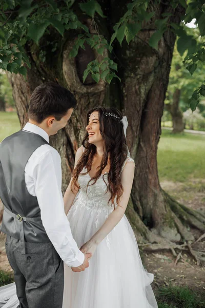 Eine Schöne Braut Mit Langen Lockigen Haaren Eleganten Kleid Schaut — Stockfoto