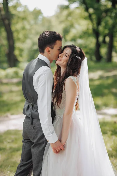 Eleganti Giovani Spose Felici Nel Loro Giorno Divertono Vicenda Tiene — Foto Stock
