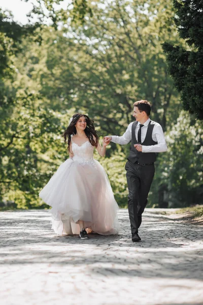 Bräutigam Und Braut Garten Frühlingshochzeit Park Glückliches Hochzeitspaar Beim Laufen — Stockfoto