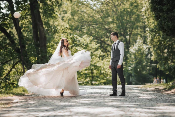 Bräutigam Und Braut Garten Frühlingshochzeit Park Glückliches Hochzeitspaar Beim Laufen — Stockfoto