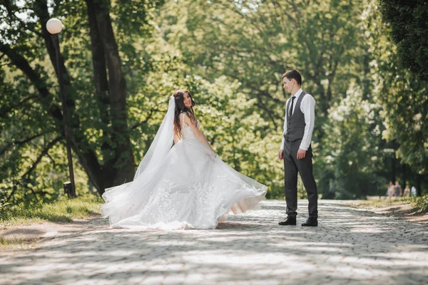 Damat Gelin Bahçede Parkta Bahar Düğünü Parkta Koşan Mutlu Evlilik — Stok fotoğraf
