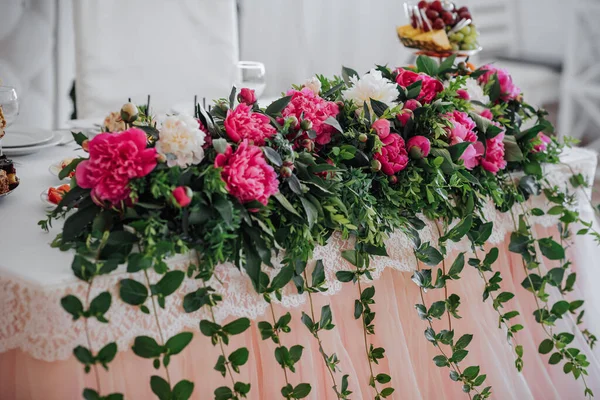 Bruid Bruidegom Versierd Met Bloemen Details Een Bloemstuk Van Gedroogde — Stockfoto