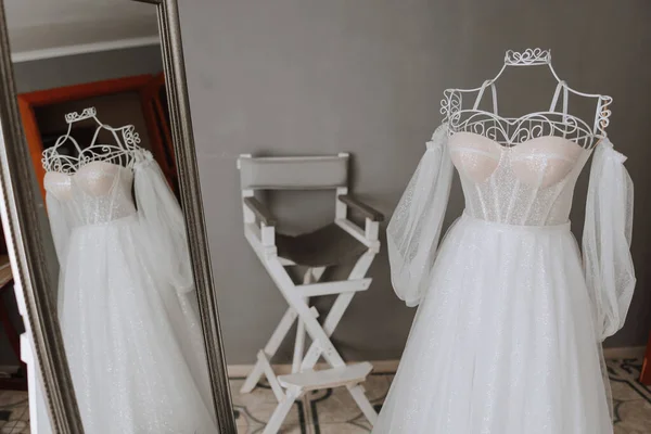 마네킹 스커어 드레스 거울에 반사하는 배경에 — 스톡 사진