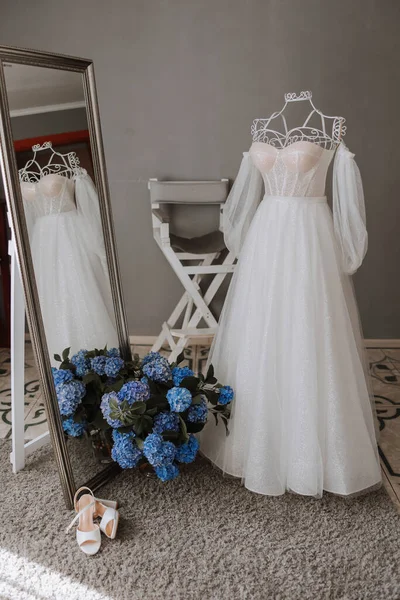 Ідеальна Весільна Сукня Чудовою Спідницею Манекені Відбиття Дзеркалі Стильний Стілець — стокове фото