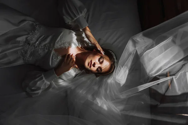 Bela Noiva Peignoir Branco Deitado Cama Seu Quarto Últimos Preparativos — Fotografia de Stock