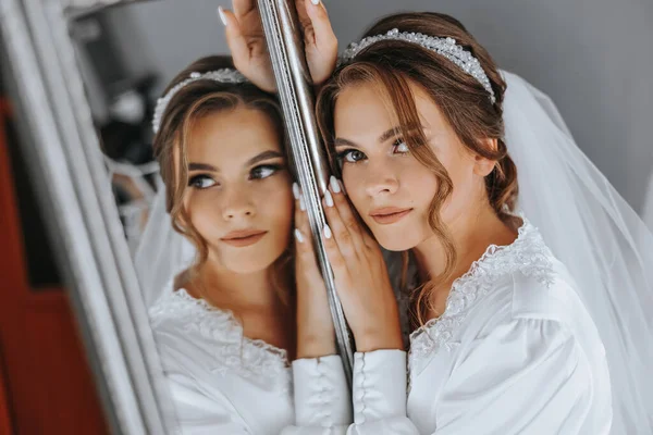 Подготовка Свадьбе Красивая Молодая Невеста Белом Свадебном Платье Комнате Роскошная — стоковое фото