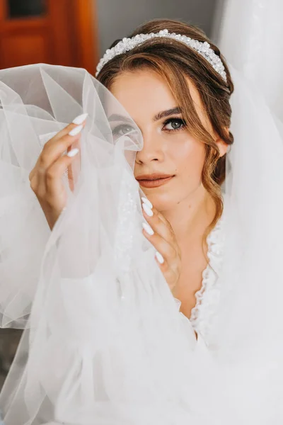 Preparação Para Casamento Bela Noiva Jovem Casaco Branco Sala Elegantemente — Fotografia de Stock