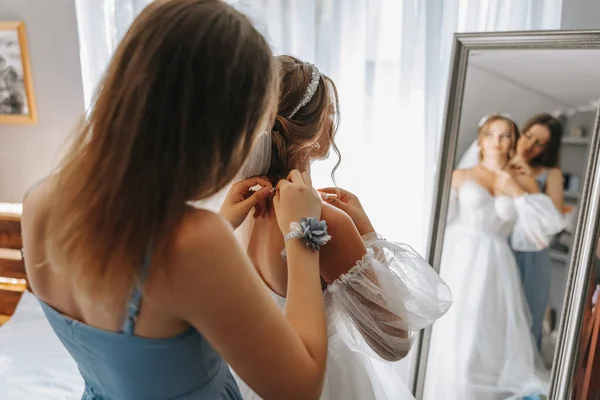 Die Freundin Der Braut Hilft Morgen Befestigt Eine Kette Mit — Stockfoto