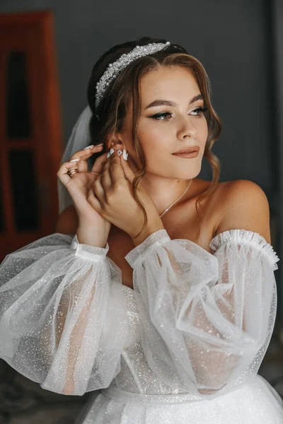 Красивая Кудрявая Каштановая Невеста Белом Платье Настраивает Сережку Ухо Стоя — стоковое фото
