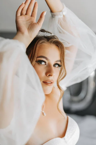 Eine Wunderschöne Braut Mit Braunen Locken Einem Weißen Kleid Posiert — Stockfoto
