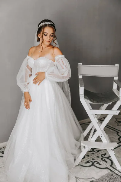 Eine Wunderschöne Braut Mit Braunen Locken Einem Weißen Kleid Posiert — Stockfoto