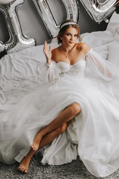 Eine Schöne Braut Mit Braunen Locken Einem Weißen Kleid Posiert — Stockfoto