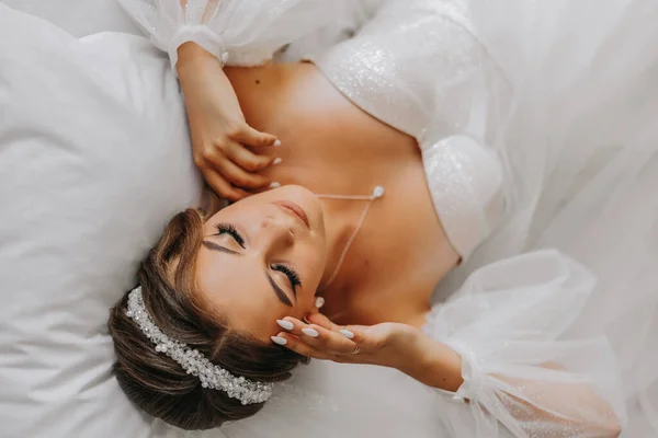 Krásná Kudrnatá Hnědá Nevěsta Bílých Šatech Pózuje Pro Fotografa Který — Stock fotografie